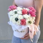 белая цветочная композиция в шляпной коробке