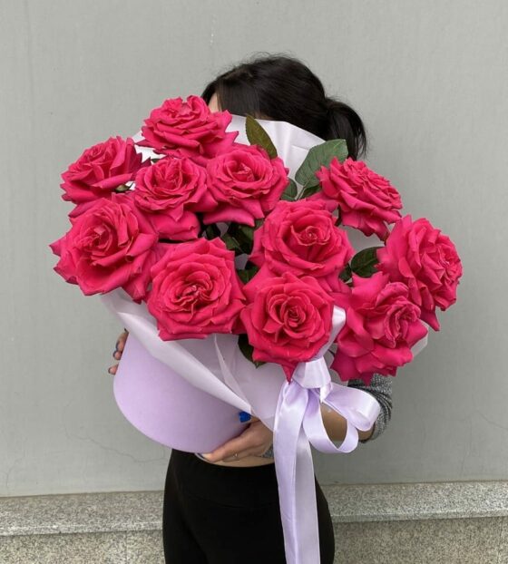 малиновые розы в коробке