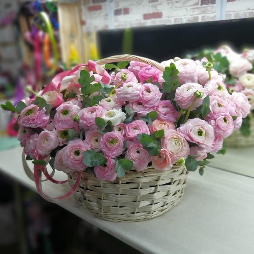ранункулюсы в корзине
