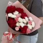 пудровый сборный букет с красными розами